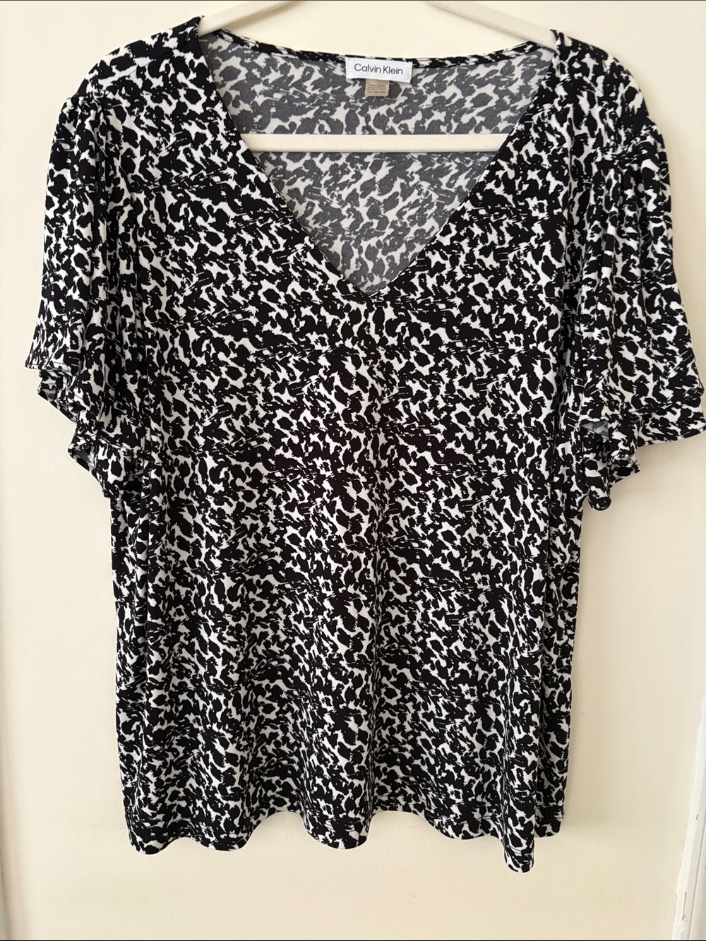 Calvin Klein Black & White Abstract Print V-Neck Blouse